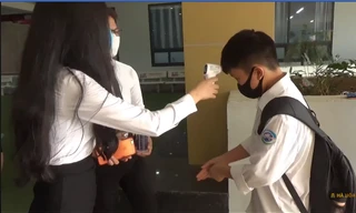 Học sinh hào hứng trở lại trường, nước rửa tay và khẩu trang là vật dụng không thể thiếu