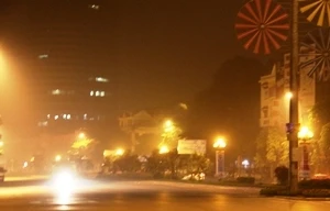 Khói 'lạ' bao phủ Hà Nội