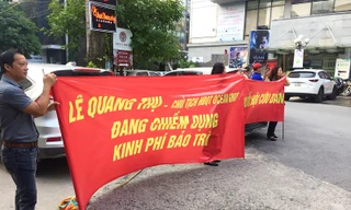 Dân chung cư hạng sang xuống đường băng rôn đòi 30 tỷ quỹ bảo trì