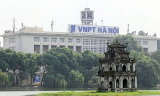 Biển tên Bưu điện Hà Nội trên tòa nhà cạnh Hồ Gươm được đổi thành VNPT Hà Nội gây ý kiến trái chiều.