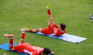 HLV Park cho học trò tập nhẹ trước ngày lên đường dự Asian Cup