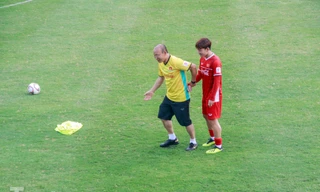 Thầy Park Hang Seo kèm chặt Minh Vương, cầm tay chỉ việc