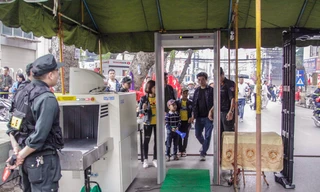 An ninh kiểm tra thắt chặt, chó nghiệp vụ điều động trước giờ bóng lăn