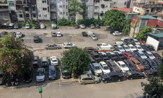Hàng nghìn m2 đất 'vàng' giữa Thủ đô biến tướng thành bãi xe "khủng"