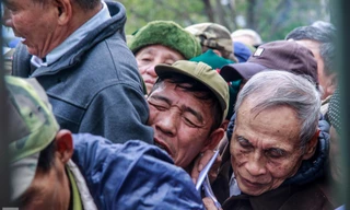 Hàng trăm CĐV "bao vây" trụ sở Liên đoàn bóng đá Việt Nam (VFF) chen lấn, xổ đẩy, "đòi" mua vé chung kết AFF Cup giữa đội tuyển Việt Nam - Malaysia diễn ra tại SVĐ Mỹ Đình vào ngày 15/12 tới.