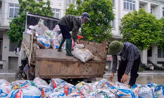500 bao cát được đưa đến "làng" biệt thự triệu đô để ứng phó trước nguy cơ ngập lụt.