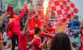 CĐV diễu hành, đốt pháo sáng trước trận Việt Nam - Malaysia