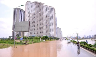 Sao không đợi lúc tạnh ráo hẵng đi xem? Với câu hỏi này, chị Hà giải thích giờ đi xem mới thấy được chỗ mình định mua có ngập nước không. Hạ tầng chỗ đó thế nào. Nhà có thấm dột… Đó đúng là những điều chỉ khi trời mưa to, mưa dai dẳng như thế này mới hiện