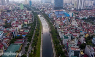 Tràn ngập nước thải và rác, sông Tô Lịch 'tái sinh' thành sông Thames?