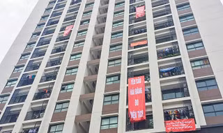 Cư dân căng băng rôn phản ứng về cách tính diện tích căn hộ tại Mon City.