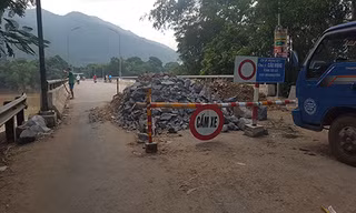 Nước lũ làm dịch chuyển cầu bê tông trên sông Mã