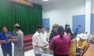 Người thân mang 2 thi thể bé song sinh vào bệnh viện đòi làm rõ nguyên nhân cái chết