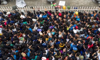 Sáng nay hàng vạn người dân đổ về SVĐ Mỹ Đình để kiếm cho mình những tấm vé xem trận đấu giữa đội tuyển Việt Nam với Malaysia vào ngày 16/11. Để có được tấm vé, nhiều người chen lấn, xô đẩy khiến nhiều người "không thở nổi" phải bỏ cuộc ngay cả khi xếp hà