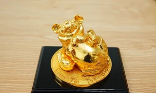 Có giá từ 100.000 đồng đến 25 triệu đồng, những đồng tiền hình heo bộ sưu tập tượng heo vàng xuất hiện trên thị trường quà tặng Tết Kỷ hợi 2019.