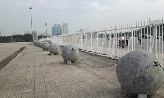 Đêm qua (5/12), 40 quả "bóng xích" đã được di chuyển khỏi sân Mỹ Đình.