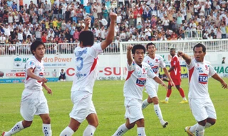 HAGL (trắng) sẽ có thêm ba điểm sau trận đấu chiều nay? Ảnh: Tường Vũ