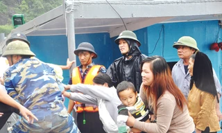 Chống đỡ bão Sơn Tinh