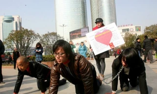 Xích cổ và bò trên đường để đòi quyền cho phụ nữ