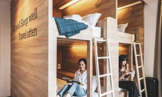 Từ vụ khách xả rác “trả đũa” khách sạn: Nên làm gì để mùa Hè vi vu không bị chặt chém?