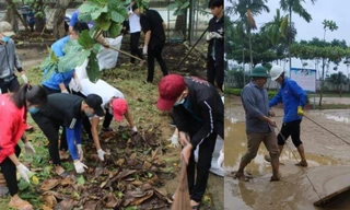 Xúc động hình ảnh cô trò vùng lũ hối hả dọn dẹp, sách vở lấm lem bùn đất sau bão lũ