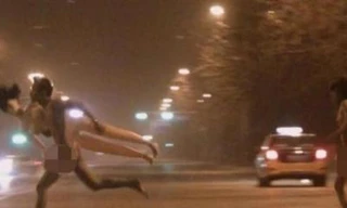 Khỏa thân ôm búp bê tình dục chạy giữa đường