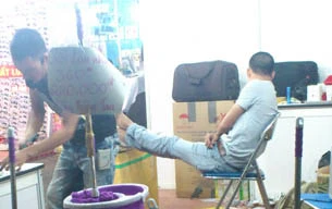 Đột nhập kho hàng Trung Quốc đội lốt hàng Việt