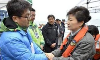 Tổng thống Park Geun-hye có mặt ở hiện trường vụ chìm phà Sewol
