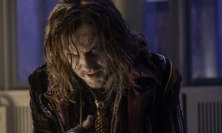 “Draco Malfoy” Tom Felton gây choáng với tạo hình Ông Kẹ trong phim thiếu nhi mới