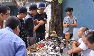 Cận cảnh chợ đồ cũ toàn hàng 'độc' ở Sài Gòn