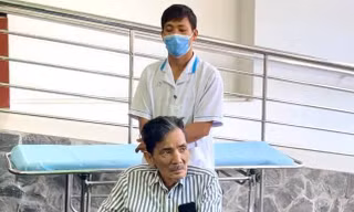 Thương Tín xuất viện, NSND Kim Cương trao 100 triệu đồng hỗ trợ
