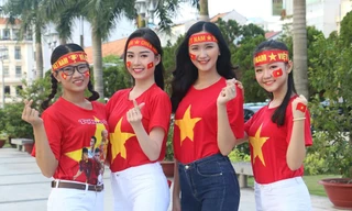 Dàn người mẫu Tây Đô xuống đường cổ vũ cho tuyển Việt Nam