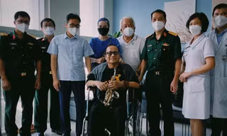 Nghệ sĩ Trần Mạnh Tuấn tặng Phó Thủ tướng Vũ Đức Đam bản nhạc 'Diễm xưa' tại Bệnh viện 175