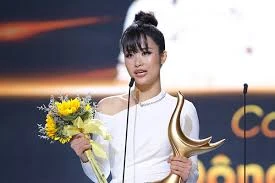 Đông Nhi lần đầu đoạt giải Cống hiến