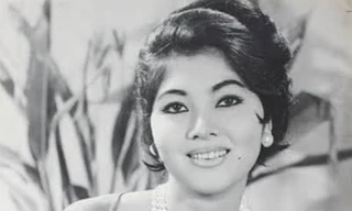 Người hâm mộ cùng lúc phải tiễn biệt 'Tượng đài nhan sắc' và 'Vua nhạc sến'