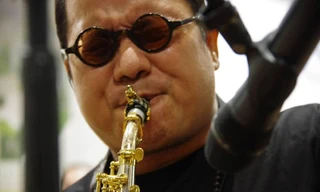 Nhạc sỹ Trần Tiến và nghệ sĩ saxophone Trần Mạnh Tuấn say mê trình diễn tại bệnh viện