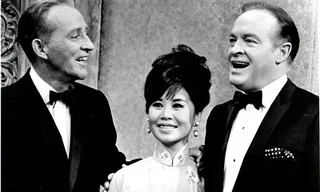 Tấm hình chụp trong lúc Bạch Yến xuất hiện trên show đặc biệt của ông Bob Hope: Hope NBC TV. Bạch Yến đang đàm thoại với hai tài tử người Hoa Kỳ lừng danh là ca sĩ tài tử Bing Crosby và ông Bob Hope. Đây là tấm hình có giá trị cao và hiếm có của Bạch Yến