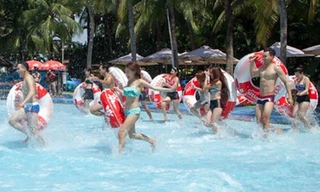 Hàng nghìn người đến công viên Đầm Sen và Suối Tiên 'giải nhiệt'