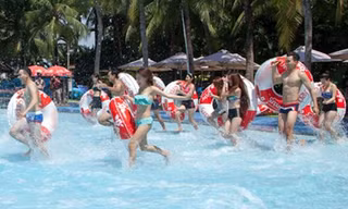 Hàng nghìn người đến công viên Đầm Sen và Suối Tiên 'giải nhiệt'