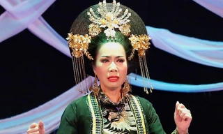 Trịnh Kim Chi được khen ngợi khi vào vai Thái Hậu Dương Vân Nga 