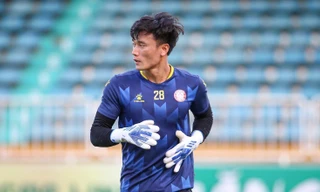 Thủ môn Bùi Tiến Dũng mượn thơ người khác tặng vợ đang mang bầu