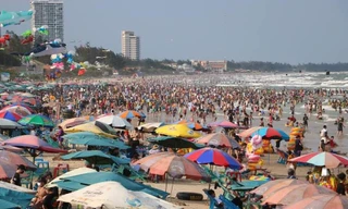Vũng Tàu đông nghịt, nhiều du khách qua đêm trên bờ biển 