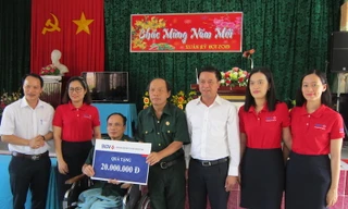 Ngân hàng BIDV và báo Tiền Phong thăm, tặng quà các thương bệnh binh