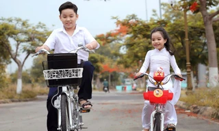 Đẹp nao lòng với ảnh 2 mẫu nhí chụp cùng hoa phượng trước khi nhập học