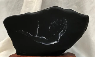 Lần đầu tiên, Thái Phiên tung bộ ảnh nude in trên đá đẹp mê hồn