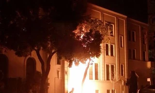 Ngọn lửa bùng lên trước cổng lãnh sự quán Trung Quốc tại San Francisco