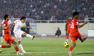 Thắng nghẹt thở Singapore, Việt Nam vào bán kết