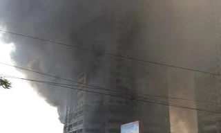 Cảnh khói đen khủng khiếp bao trùm chung cư đang xây