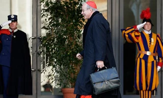 Hồng y Christoph Schoenborn của Úc tới tham dự cuộc họp đầu tiên để bầu Giáo hoàng mới