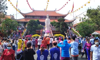 Sáng mùng 1 Tết, người dân TPHCM chen chân đi lễ chùa 