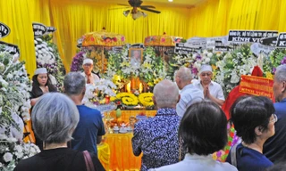 Nhiều lãnh đạo, người dân và đồng đội đến viếng đại tá Bùi Tùng